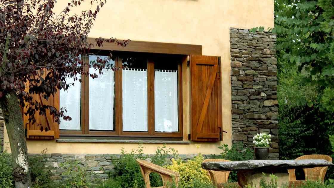 Schreiner fertigt Holzfenster in der Werkstatt in Nürnberg