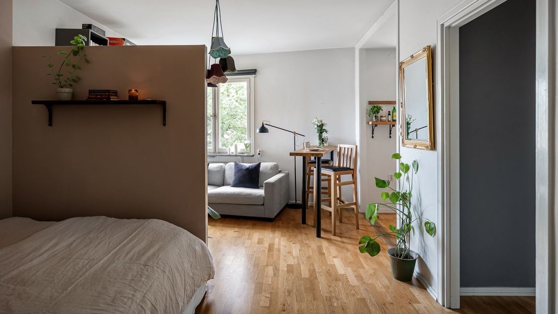 Ein Raumverteiler macht aus einem großen Raum Schlafzimmer und Wohnstube. Effiziente Nutzung durch Raumteiler nach Maß. Schreinerei Nürnberg